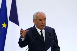 Poll shows majority of French people want parliament dissolved and new election