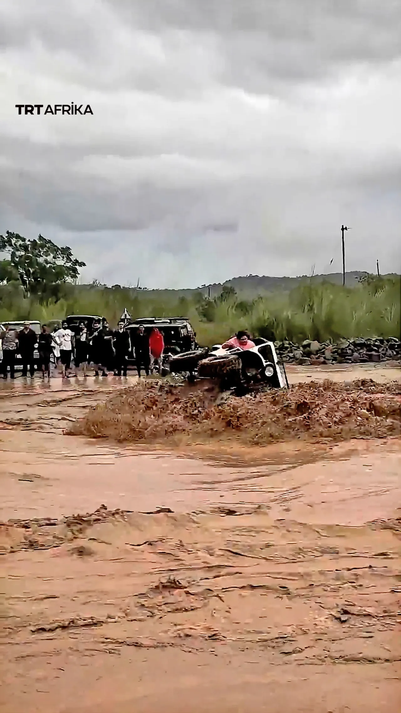 Ambaliyar ruwa ta tafi da wata mota kirar Jeep da ta yi yunkurin keta ruwa