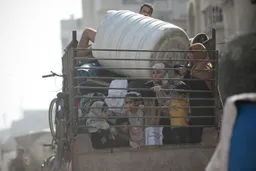 عشرات الشهداء والجرحى بقصف الاحتلال والتجويع في غزة ونزوح 80% من سكان حي الزيتون