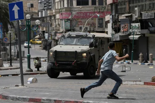 الضفة الغربية.. إصابتان في القدس و8 في نابلس إثر اقتحام قوة خاصة للاحتلال