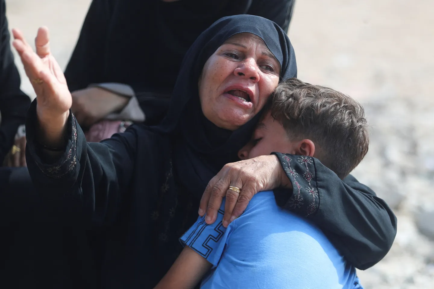 شهداء وجرحى في هجمات للاحتلال بغزة.. ومطالبات من موظفي الأمم المتحدة بإعلان الحرب "إبادة" رسمياً