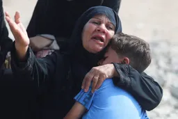 شهداء وجرحى في هجمات للاحتلال بغزة.. ومطالبات من موظفي الأمم المتحدة بإعلان الحرب "إبادة" رسمياً