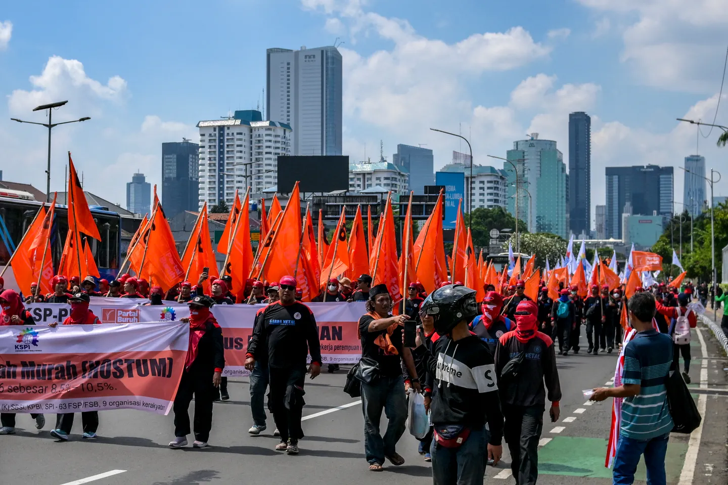 Ribuan buruh demo di Jakarta tuntut kenaikan upah dan hapus tunjangan anggota parlemen