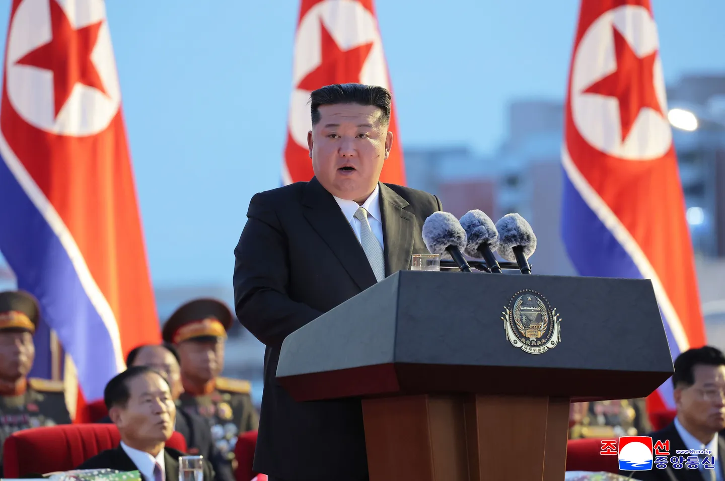 Kim und Putin bei Militärparade in Peking