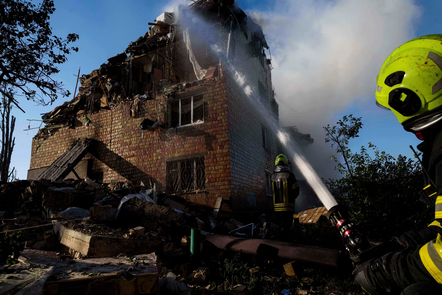 Russian strikes kill at least 14, injure scores in Kiev