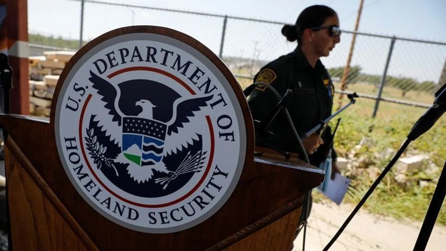 Administração Trump procura limitar vistos para estudantes, jornalistas e visitantes de intercâmbios