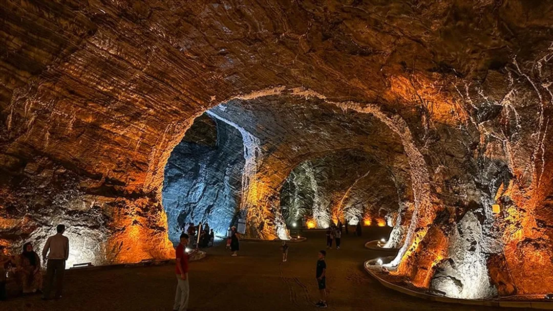 Türkiye, shpellat nëntokësore të kripës i freskojnë njerëzit nga vapa e madhe