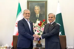 Pakistan, Iran sign free trade agreement, call for Gaza truce