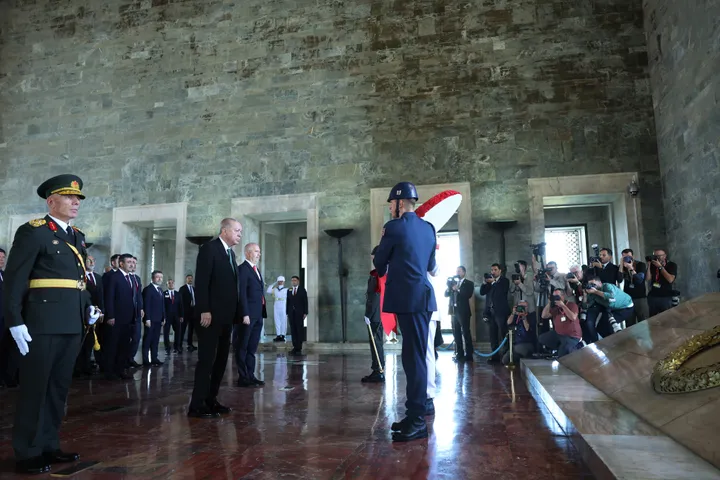 President Erdogan honours Türkiye’s heroic past and unity on Victory Day