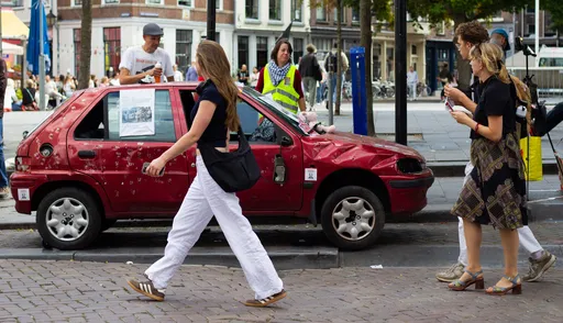 Politie Utrecht ziet kunstwerk aan voor misdrijf: 'doorzeefde' auto in beslag genomen