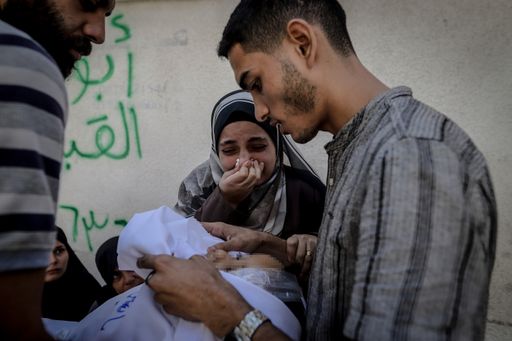 عشرات الشهداء بقصف مكثف على غزة وارتفاع حصيلة ضحايا التجويع إلى 332 شخصاً وإصابات بسوء التغذية