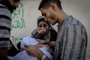 عشرات الشهداء بقصف مكثف على غزة وارتفاع حصيلة ضحايا التجويع إلى 332 شخصاً وإصابات بسوء التغذية