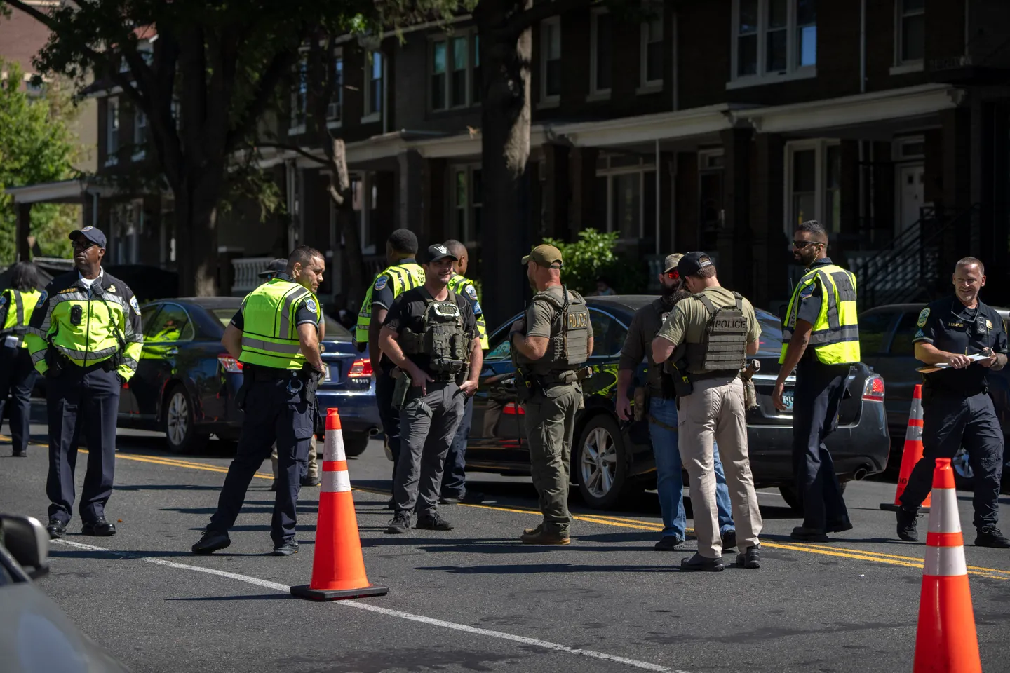 سپینې ماڼۍ ته نږدې د امریکا د ملي ګارد پر غړو ډزې شوي