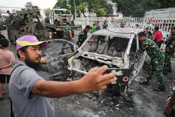 Zgrade i desetine automobila izgorjelo tokom nereda u Indoneziji