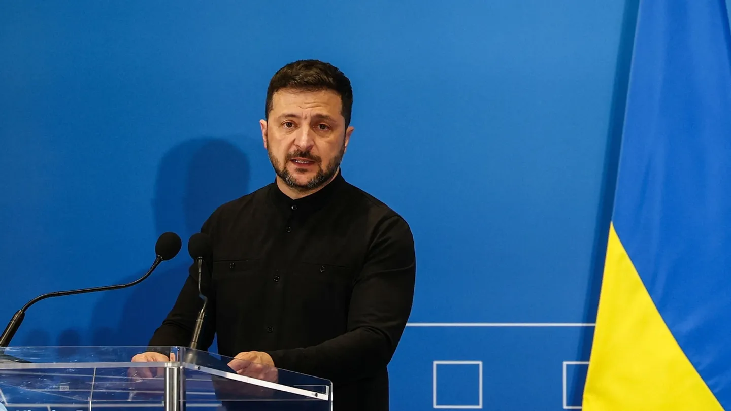 زيلينسكي يرفض مقترح إقامة منطقة عازلة مع روسيا ويعلن اغتيال رئيس البرلمان السابق