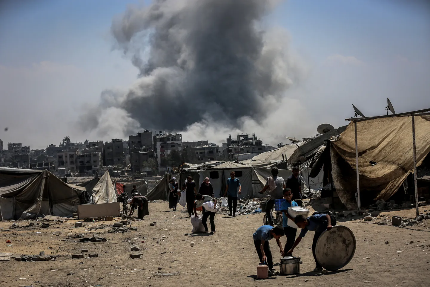 الاحتلال يقتل 5 بينهم طفلان بقصف خيام نازحين بغزة وإصابة 5 جنود باشتباكات مع المقاومة في رفح