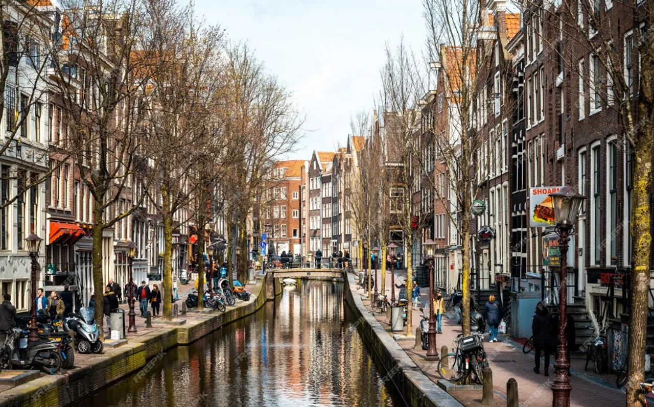 Explosie in opvanglocatie voor asielzoekers in Delft blaast deel van gevel weg
