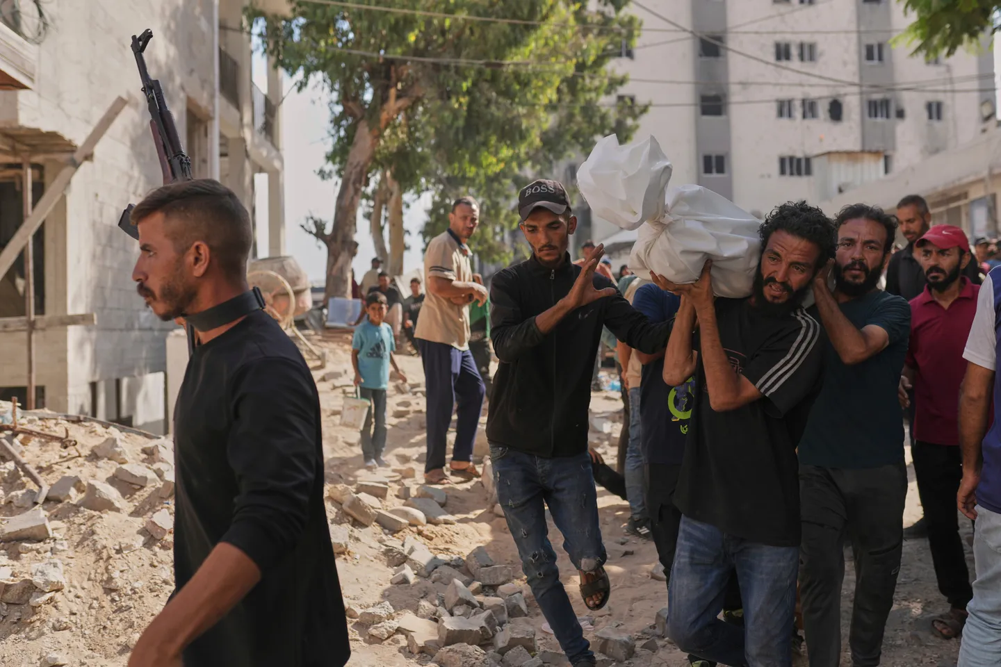 أزمة تعطيش في غزة وارتفاع وفيات التجويع إلى 180 بينهم 93 طفلاً وفقدان 54 عند مراكز المساعدات