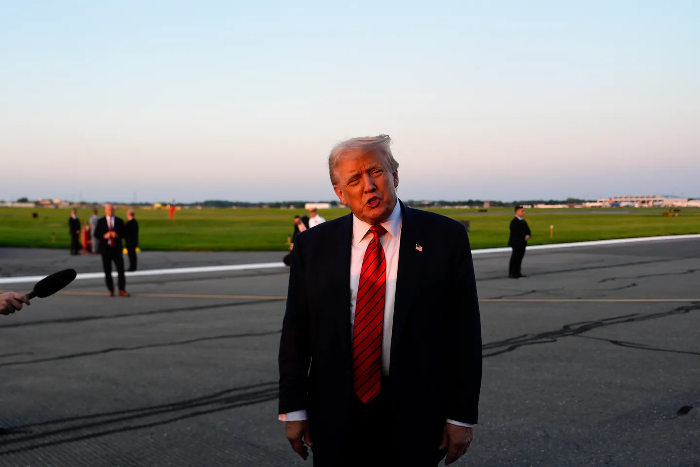 Trump mantiene presión sobre Rusia por guerra en Ucrania: envía submarinos nucleares y diplomáticos