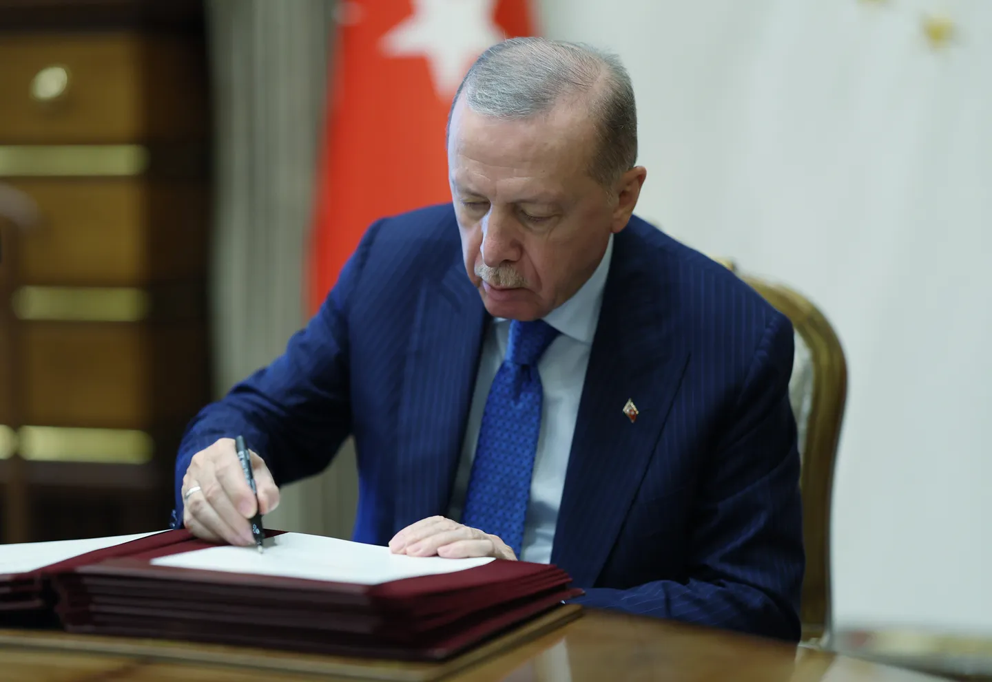 أردوغان يعين قائد القوات البرية التركية رئيساً لهيئة الأركان العامة