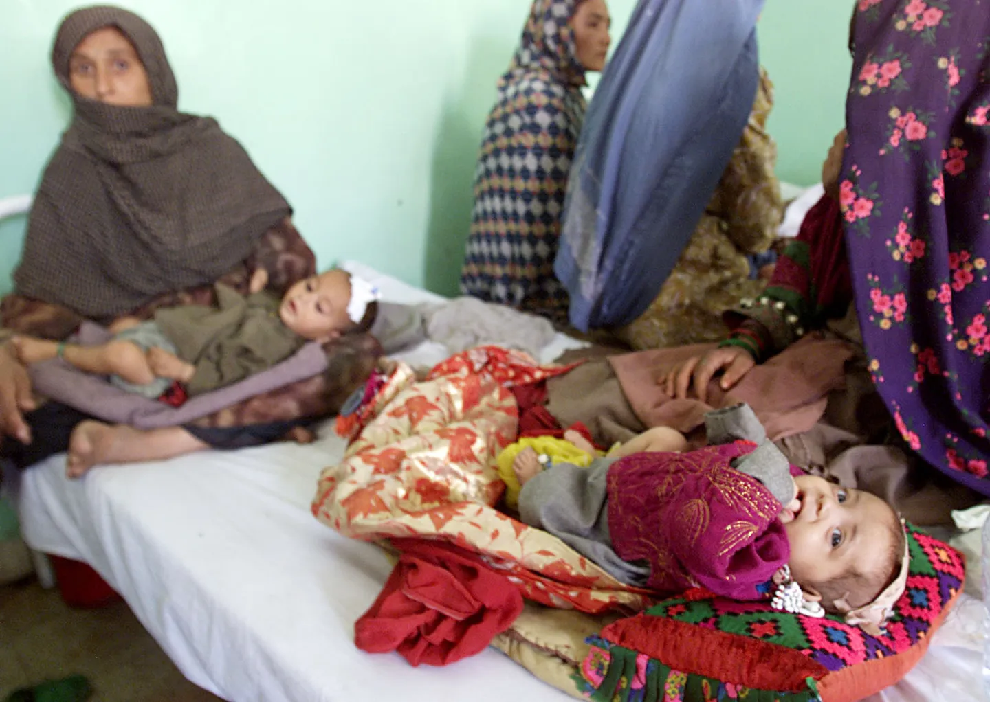 تعطیلی بیش از ۴۲۰ مرکز بهداشتی در افغانستان سه میلیون نفر را از خدمات درمانی محروم کرده است