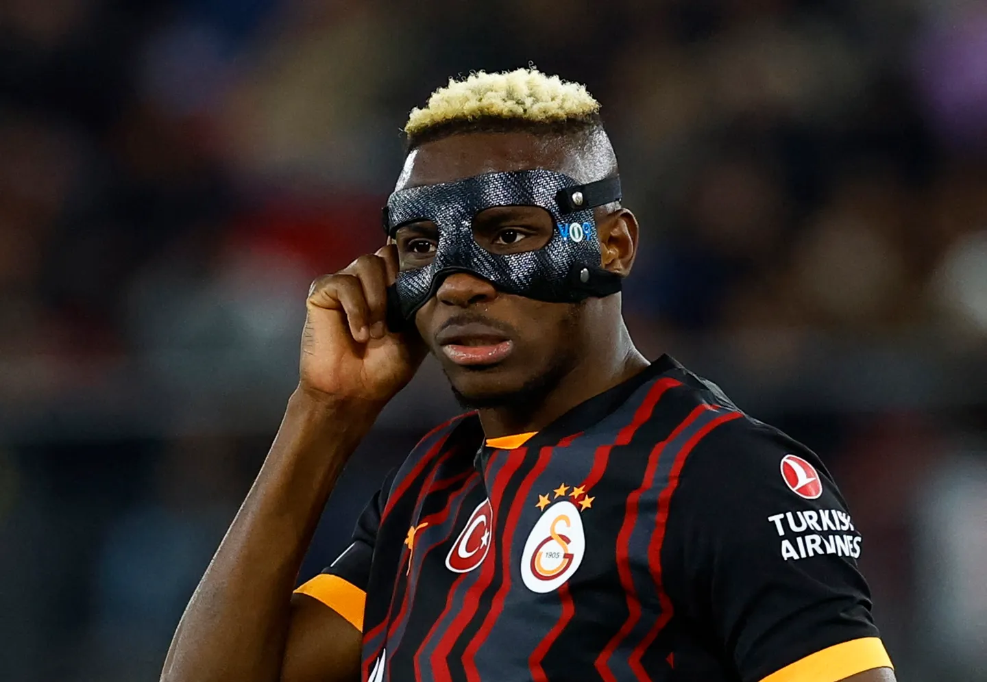 Football : pourquoi l'attaquant nigérian Victor Osimhen porte un masque ?