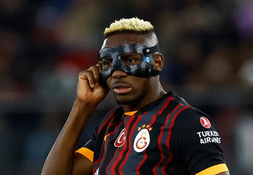 Football : pourquoi l'attaquant nigérian Victor Osimhen porte un masque ?
