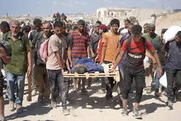 Véritable carnage à Gaza: un camion de vivres se retourne sur des Palestiniens affamés