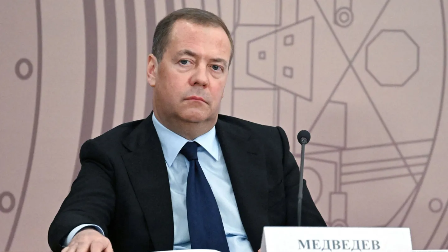 Ex-presidente da Rússia alerta sobre "novas medidas" após Moscovo abandonar moratória sobre mísseis