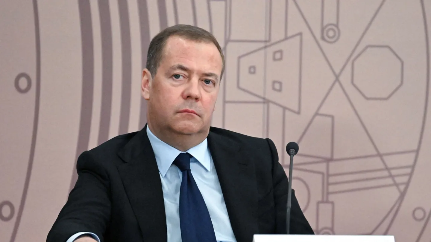 Орусия ракеталык мораторийди токтоткондон кийин Медведев "кийинки кадамдар" боюнча эскертти