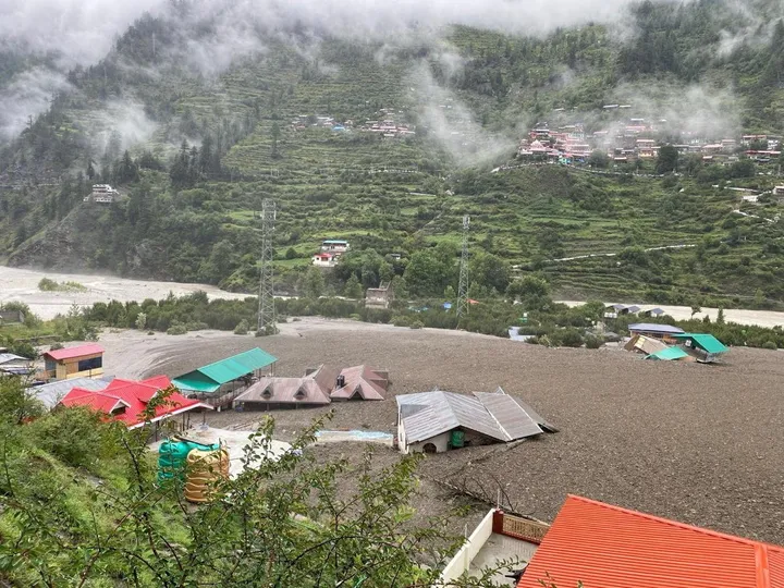 उत्तराखंड के हिमालयी शहर में बादल फटने और अचानक आई बाढ़ के बाद 100 लोग लापता