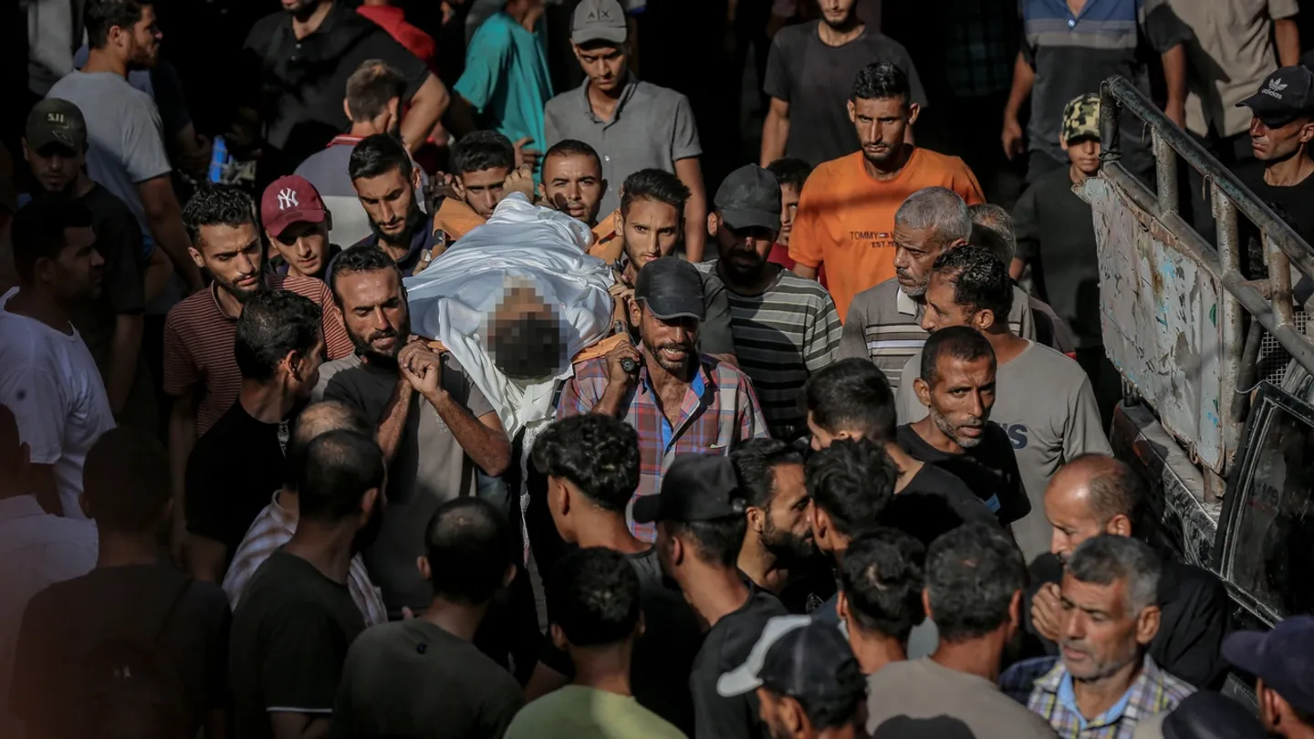 غارات إسرائيلية تقتل 19 فلسطينياً في غزة.. و25 ضحية بانقلاب شاحنة مساعدات وسط الحصار