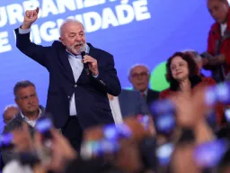Presidente Lula do Brasil promete desafiar as tarifas dos EUA na OMC e convida Trump para a COP30