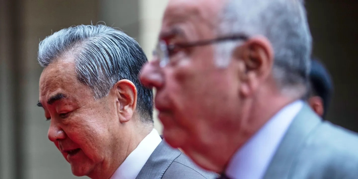 Ministro dos Negócios Estrangeiros Wang: "China apoia o Brasil contra tarifas 'arbitrárias' dos EUA"