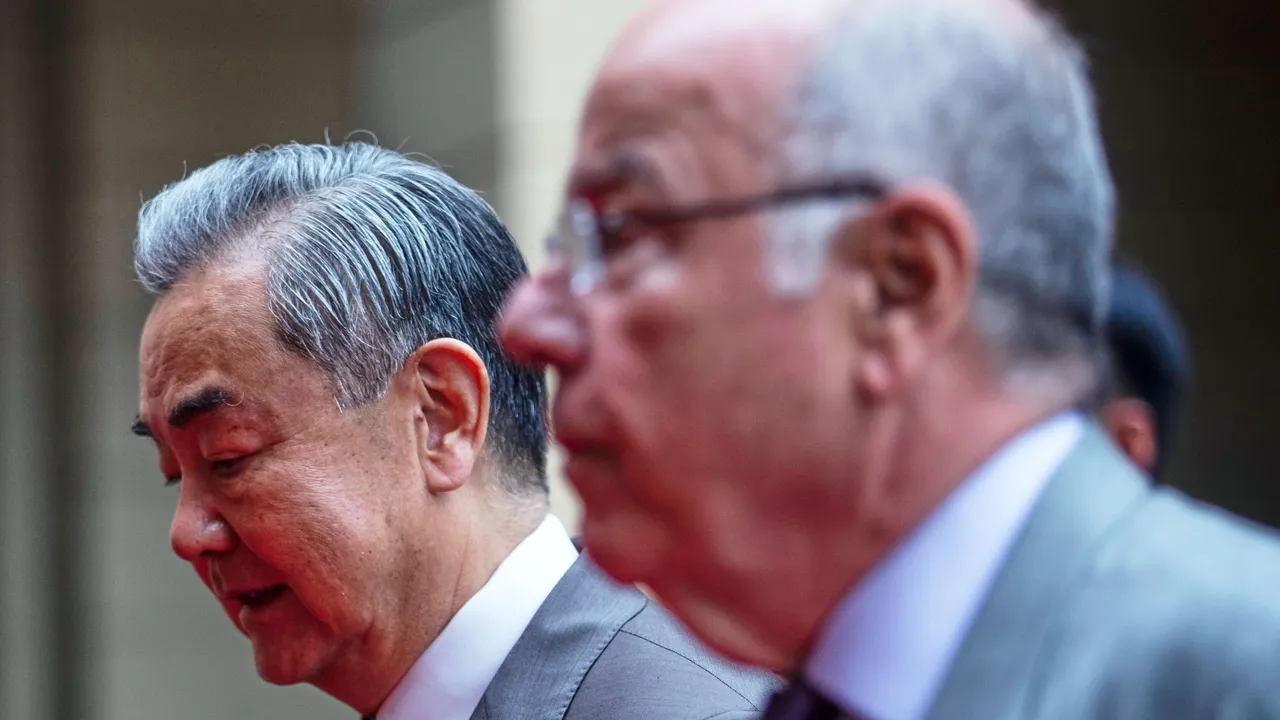 Ministro dos Negócios Estrangeiros Wang: "China apoia o Brasil contra tarifas 'arbitrárias' dos EUA"