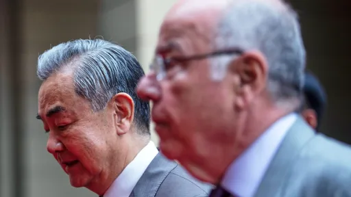 Ministro dos Negócios Estrangeiros Wang: "China apoia o Brasil contra tarifas 'arbitrárias' dos EUA"
