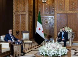 Kryediplomati turk viziton Sirinë, takohet me presidentin Al-Sharaa