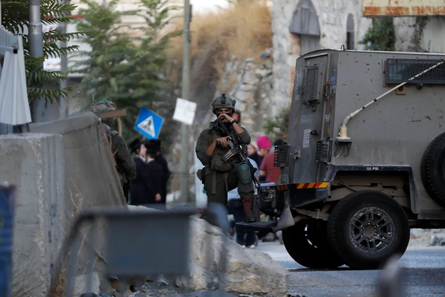 الاحتلال يعتقل 30 فلسطينياً وسط حملة اقتحامات واعتقالات بمختلف مناطق الضفة