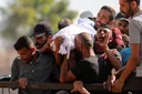 عشرات الشهداء في غزة بينهم طالبو مساعدات.. وإدانات أممية للهجمات الإسرائيلية على المدارس
