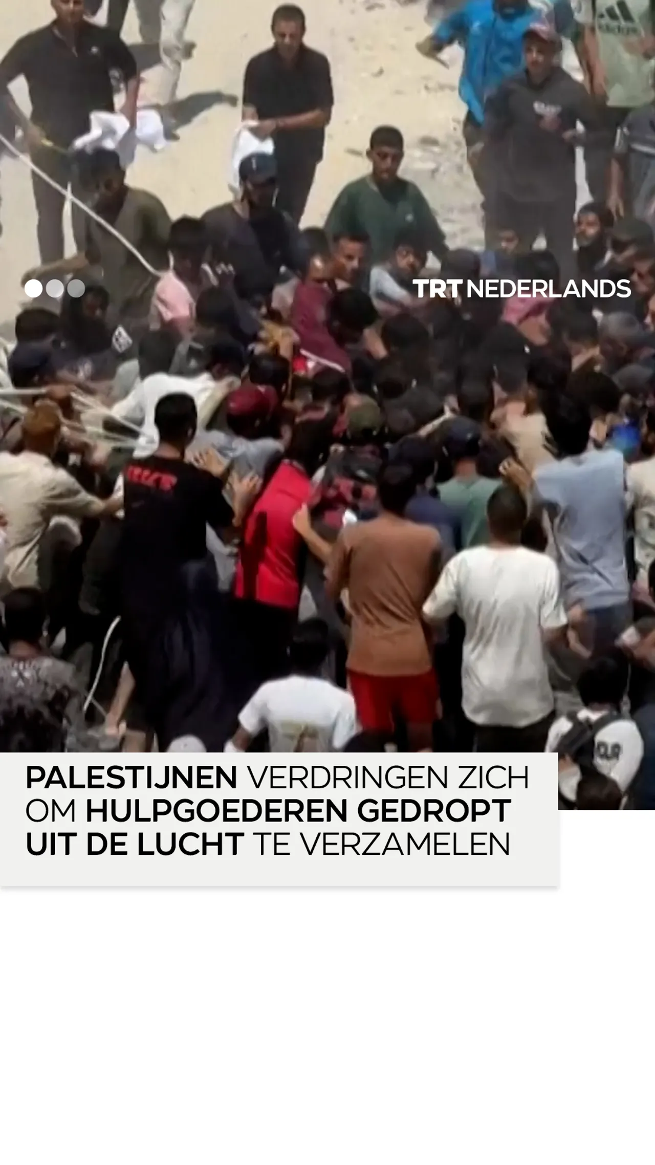 Palestijnen verdringen zich in Gaza-stad om hulpgoederen gedropt vanuit de lucht te verzamelen