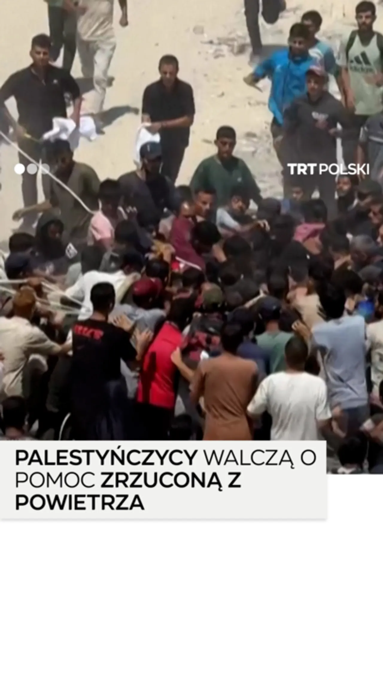 Palestyńczycy walczą o pomoc zrzucaną z powietrza w mieście Gaza