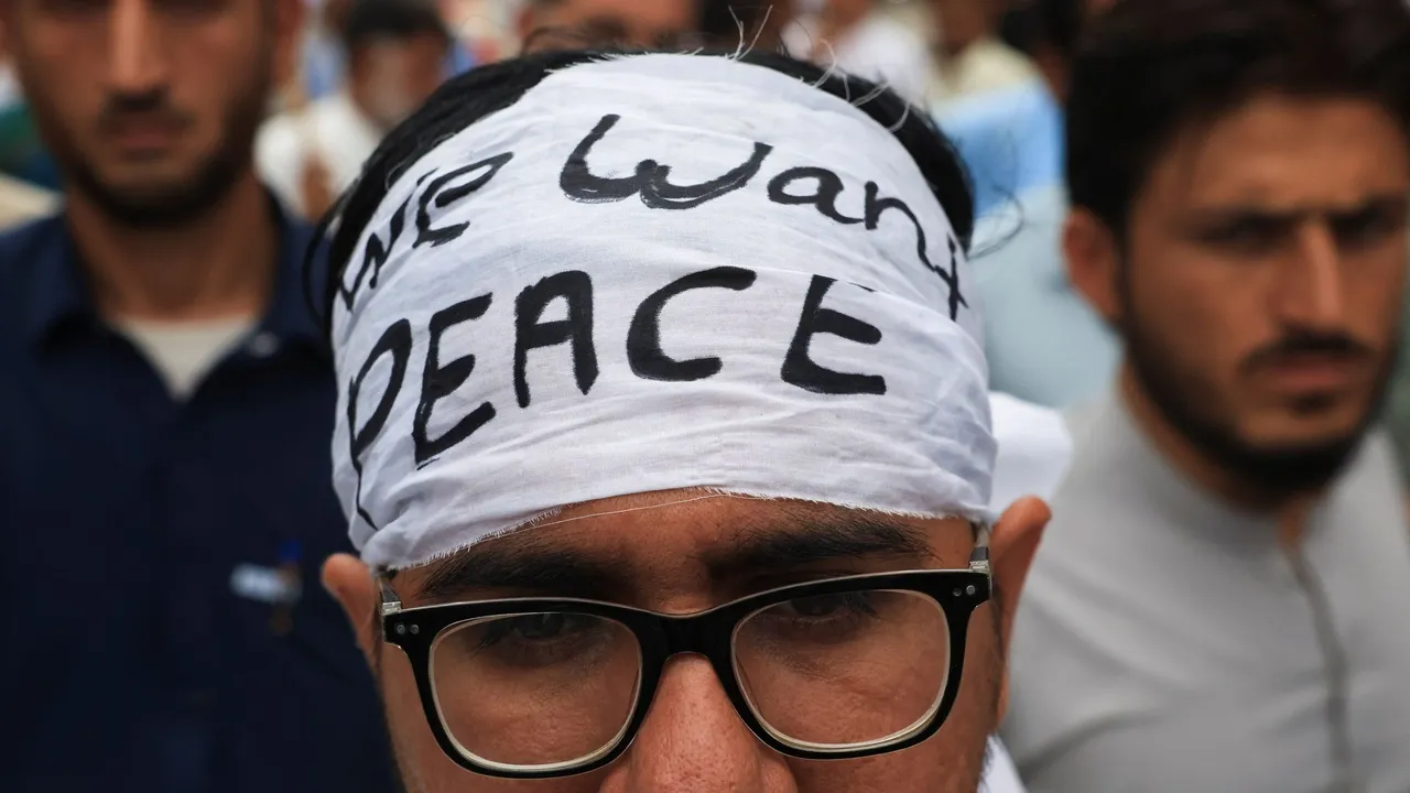 Bomba na berma da estrada mata dois agentes da polícia no noroeste do Paquistão