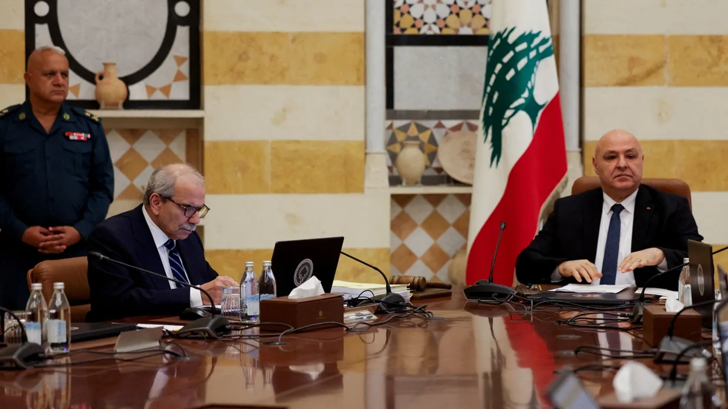 الحكومة اللبنانية تقر "خطة باراك" لنزع سلاح حزب الله ونشر الجيش على الحدود.. وواشنطن ترحب