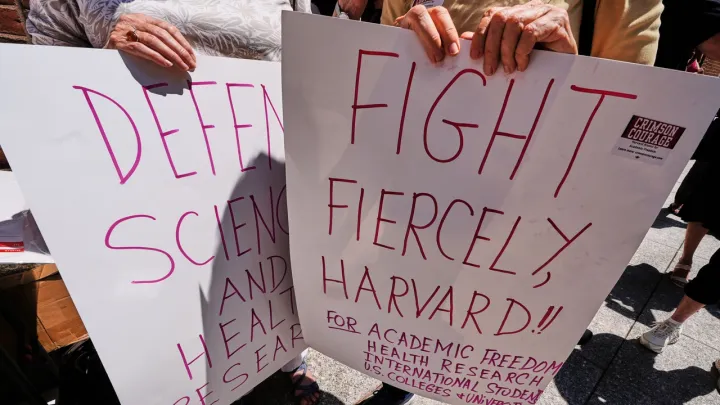 Cientistas de Harvard alertam para retrocessos após Trump suspender o financiamento de investigação