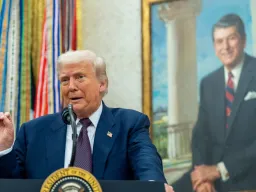Trump promete "muito mais" sanções secundárias contra países que compram petróleo russo