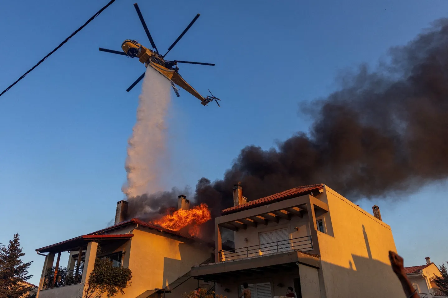 Greqi, evakuohen disa zona banimi për shkak të zjarreve pyjore