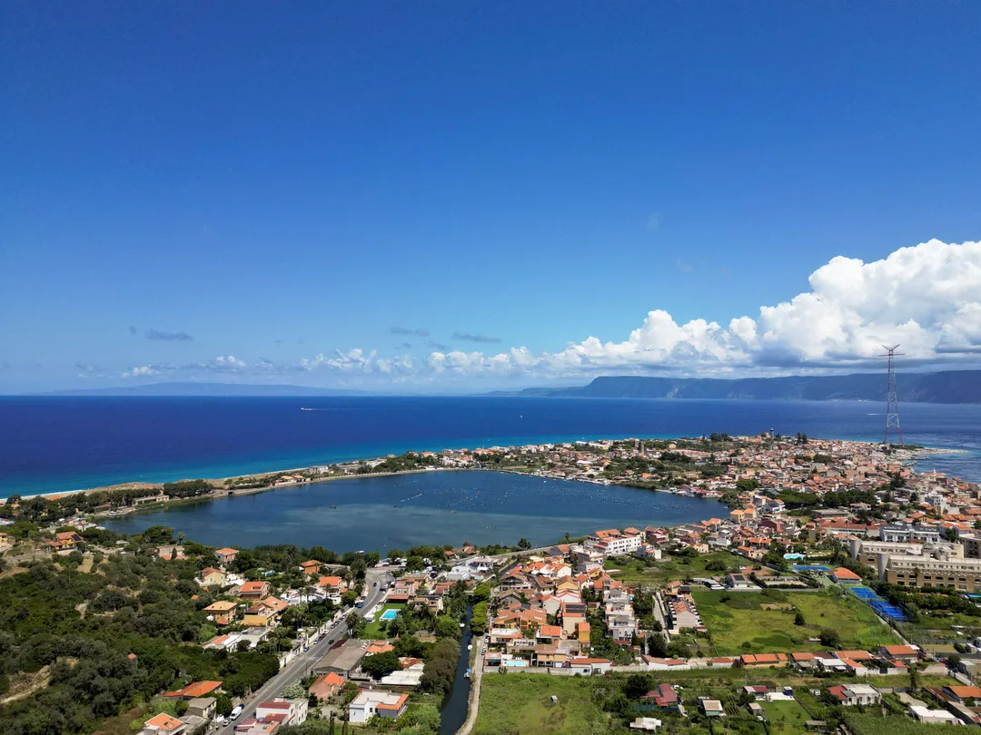 Tempesta sullo Stretto: il piano dell'Italia per il ponte più lungo del mondo verso la Sicilia affronta una forte opposizione