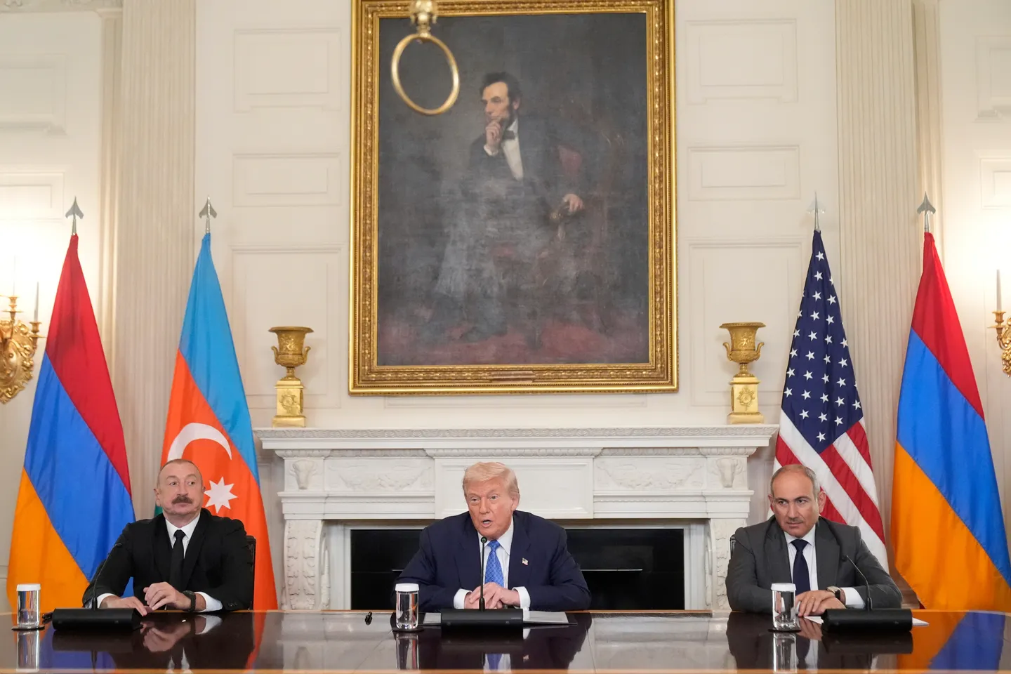 علييف يشترط تعديل دستور أرمينيا لإتمام اتفاق السلام وسط ترحيب واسع بالإعلان المشترك