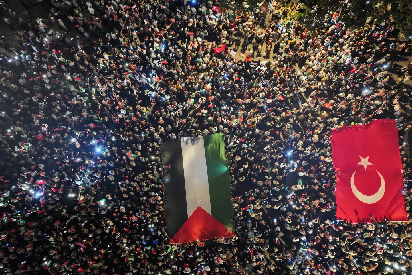 مسيرة حاشدة في إسطنبول تحت شعار "كن أملاً لغزة" تنديداً بالحرب وتضامناً مع الفلسطينيين