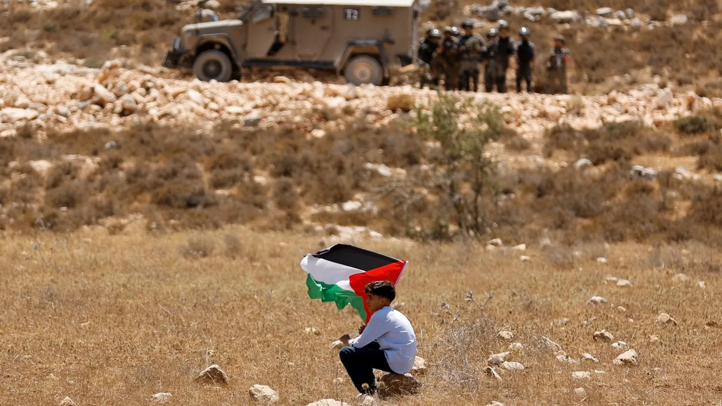 مستوطنون يهاجمون قرى فلسطينية بالضفة ويعتدون على أهلها وجيش الاحتلال يعتقل طفلين في نابلس